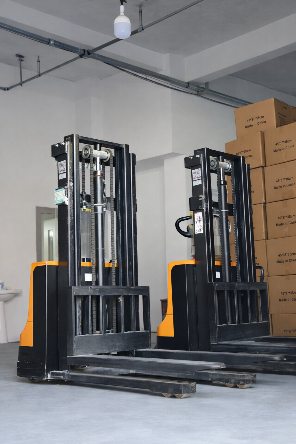 Electric stacking equipment in a warehouse handling standardized reusable tote containers