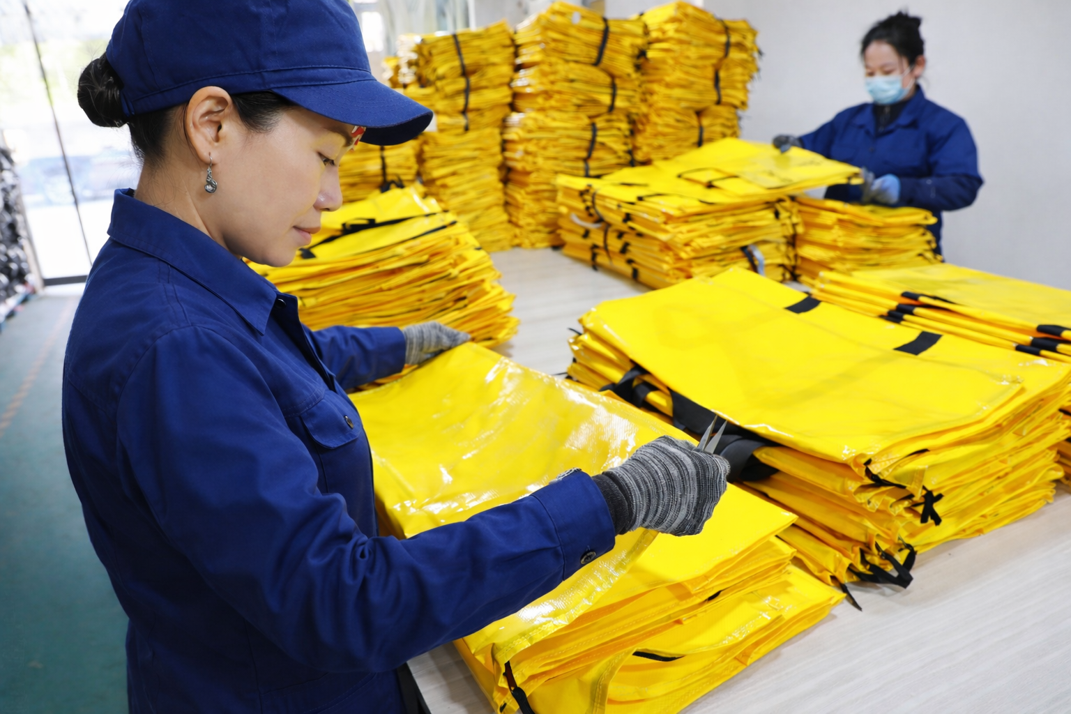 TIIOCTI Lab Technician Testing PP Woven Fabric Strength