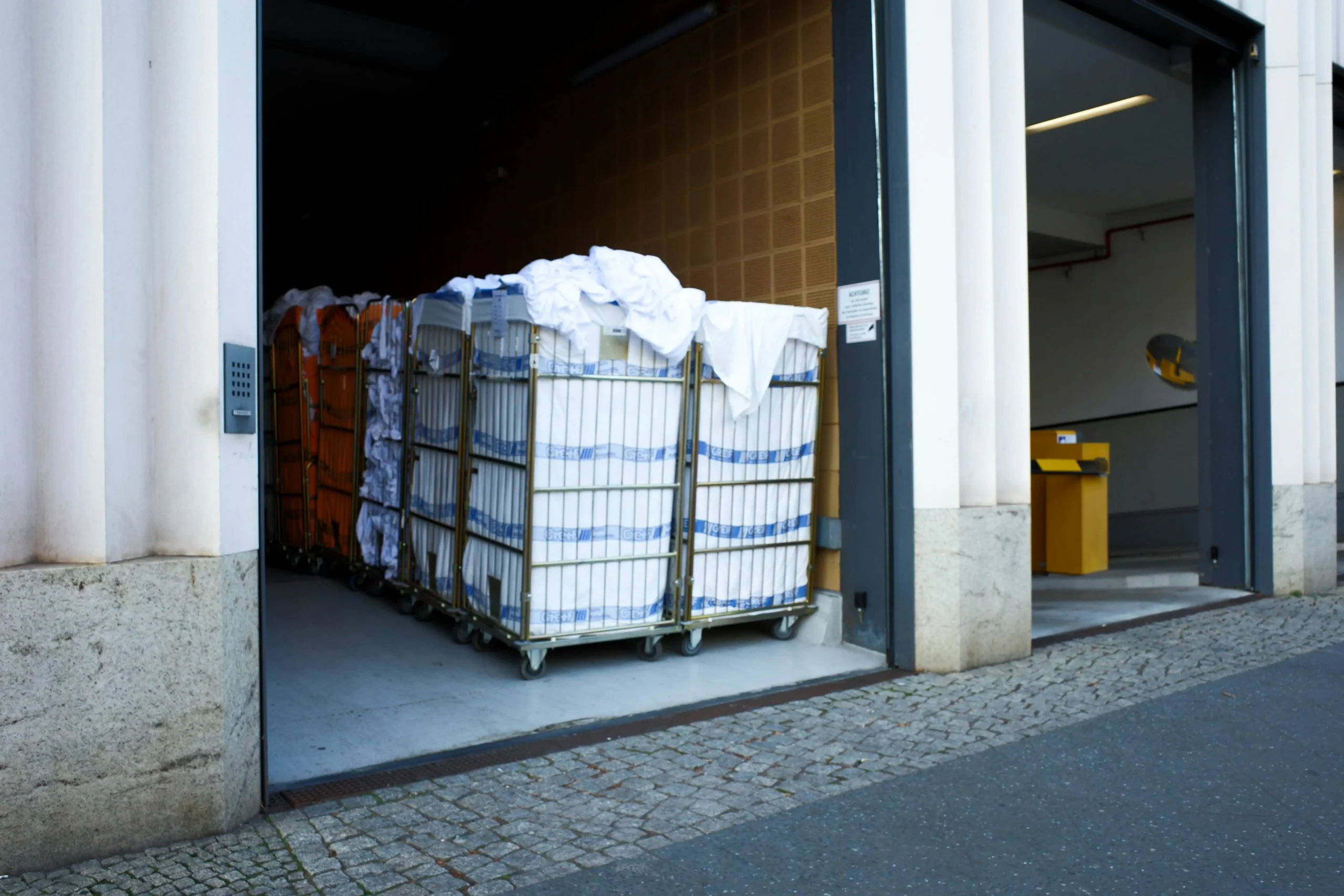 moving bags vs cardboard boxes Storage Efficiency and Logistics