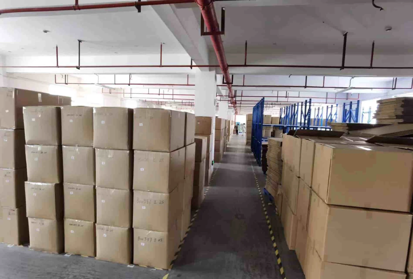 019 / Shipping carton warehouse aisle